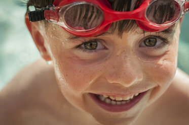 Hohe Winkel Porträt von shirtless niedlichen Jungen mit Schwimmbrille - CAVF56038