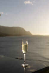 Nahaufnahme von Champagner auf dem Tisch gegen das Meer bei Sonnenuntergang - CAVF56084
