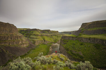 Hohe Winkel Ansicht des Mannes stehen auf Klippe bei Palouse Falls State Park gegen Himmel - CAVF56086