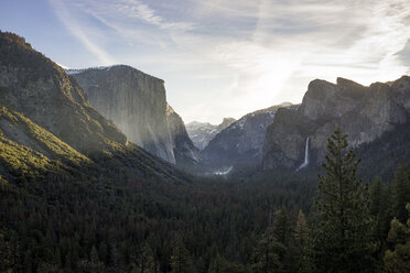 Blick auf den Yosemite-Nationalpark gegen den Himmel - CAVF56092