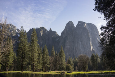 Landschaftliche Ansicht von Bäumen und Bergen gegen den Himmel im Yosemite-Nationalpark - CAVF56093