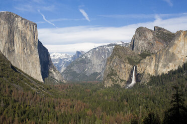 Aussicht auf den Yosemite National Park gegen den Himmel an einem sonnigen Tag - CAVF56094