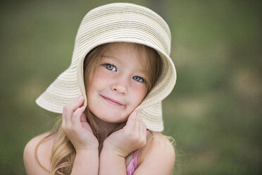 Porträt eines niedlichen Mädchens mit Hut - CAVF56151