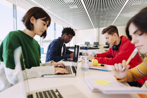 Freunde studieren am Tisch in der Bibliothek - CAVF56193