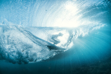 Unterwasseransicht einer Person, die auf einer Welle surft - CAVF56201