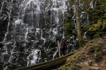 Seitenansicht einer Frau am Ramona-Wasserfall im Wald - CAVF56207