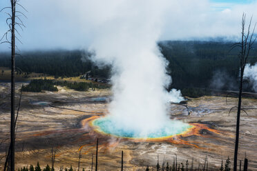 Majestätischer Blick auf den Dampf, der aus einer heißen Quelle im Yellowstone National Park austritt - CAVF56209