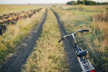 Auf einem Feld abgestelltes Fahrrad - CAVF56210