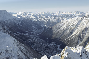 Hohe Winkel malerischen Blick auf schneebedeckten Bergketten gegen den Himmel - CAVF56308
