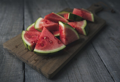 Nahaufnahme von frischen Wassermelonenscheiben auf einem Schneidebrett - CAVF56370