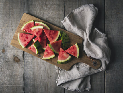 Draufsicht auf frische Wassermelonenscheiben auf einem Schneidebrett - CAVF56372