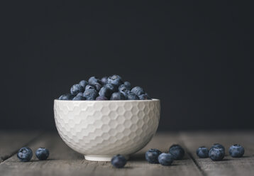 Nahaufnahme von Blaubeeren in einer Schale auf einem Holztisch - CAVF56375