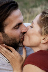 Affectionate couple kissing in nature - HHLMF00573