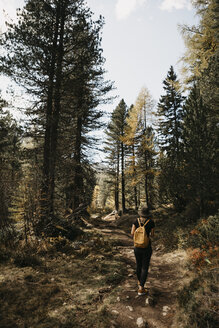 Schweiz, Engadin, Frau auf Wanderschaft im Wald - LHPF00131