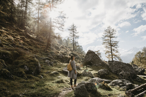 Schweiz, Engadin, Frau beim Wandern in den Bergen, lizenzfreies Stockfoto