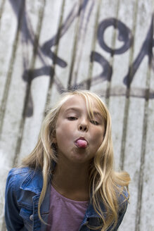 Porträt eines blonden Mädchens, das die Zunge herausstreckt - JFEF00919