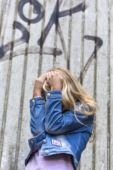 Blondes Mädchen versteckt ihr Gesicht - JFEF00924
