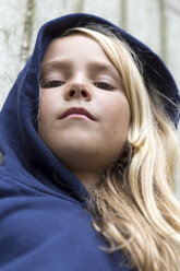 Porträt eines ernsten blonden Mädchens mit blauer Kapuzenjacke - JFEF00932