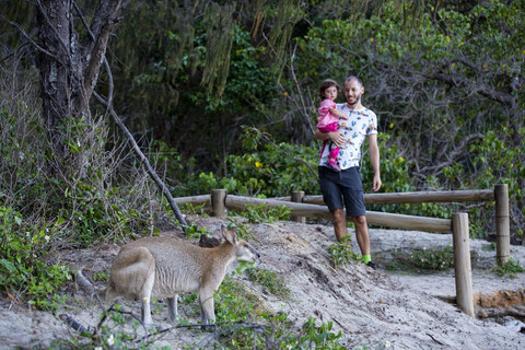 Australien, Queensland, Mackay, Cape Hillsborough National Park, Vater und Tochter mit einem Känguru, lizenzfreies Stockfoto