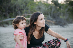 Australien, Queensland, Mackay, Cape Hillsborough National Park, Mutter und Tochter erkunden den Strand - GEMF02580