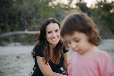 Australien, Queensland, Mackay, Cape Hillsborough National Park, glückliche Mutter schaut ihre Tochter am Strand an - GEMF02582