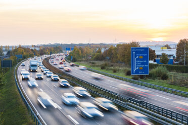 Deutschland, Baden-Württemberg, Böblingen, Sindelfingen, A 81 am Abend - WDF04903