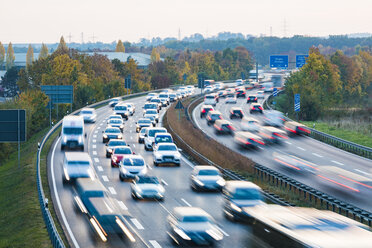 Deutschland, Baden-Württemberg, Böblingen, Sindelfingen, A 81 und Heizkraftwerk am Abend - WDF04904