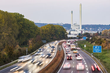 Deutschland, Baden-Württemberg, Böblingen, Sindelfingen, A 81 und Heizkraftwerk am Abend - WDF04905