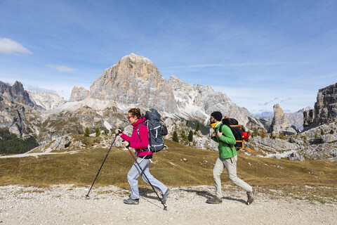 Italien, Cortina d'Ampezzo, zwei Personen beim Wandern in den Dolomiten, lizenzfreies Stockfoto