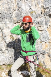 Italien, Cortina d'Ampezzo, Mann bei der Vorbereitung zum Klettern in den Dolomiten - WPEF01138