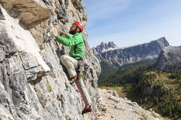 Italy, Cortina d'Ampezzo, man climbing in the Dolomites mountains - WPEF01139