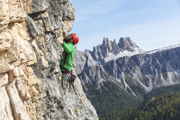 Italy, Cortina d'Ampezzo, man climbing in the Dolomites mountains - WPEF01140