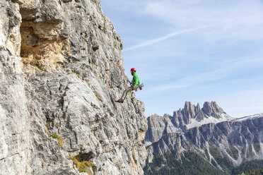 Italien, Cortina d'Ampezzo, Mann beim Abseilen in den Dolomiten - WPEF01142