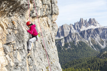 Italien, Cortina d'Ampezzo, Frau beim Klettern in den Dolomiten - WPEF01145