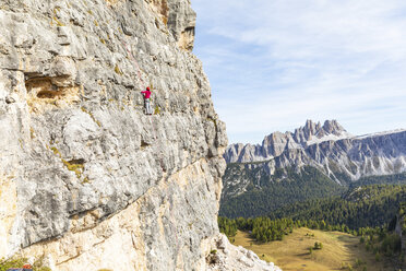 Italien, Cortina d'Ampezzo, Frau beim Klettern in den Dolomiten - WPEF01146