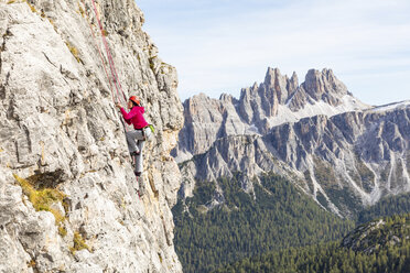 Italien, Cortina d'Ampezzo, Frau beim Klettern in den Dolomiten - WPEF01147