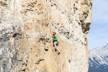 Italien, Cortina d'Ampezzo, Mann beim Klettern in den Dolomiten - WPEF01148