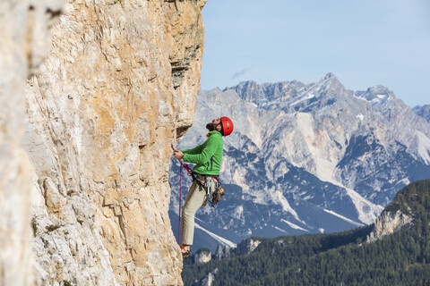 Italien, Cortina d'Ampezzo, Mann beim Klettern in den Dolomiten, lizenzfreies Stockfoto