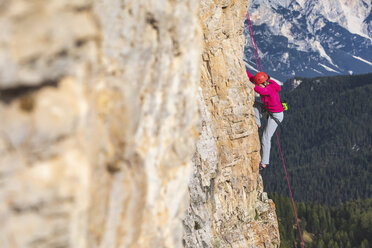 Italien, Cortina d'Ampezzo, Frau beim Klettern in den Dolomiten - WPEF01153