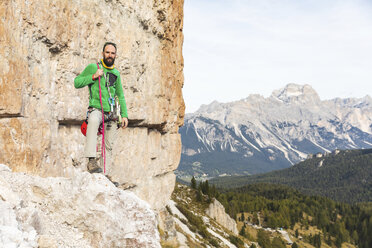 Italien, Cortina d'Ampezzo, Porträt eines Bergsteigers in den Dolomiten - WPEF01155