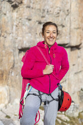 Italien, Cortina d'Ampezzo, Porträt einer glücklichen Frau mit Kletterausrüstung in den Dolomiten - WPEF01156