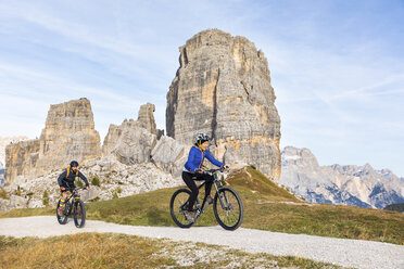 Italien, Cortina d'Ampezzo, zwei Personen beim Radfahren mit Mountainbikes in den Dolomiten - WPEF01160