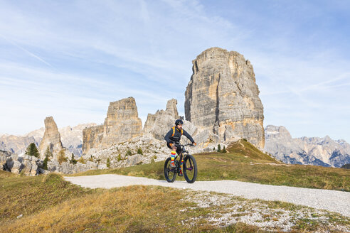 Italien, Cortina d'Ampezzo, Mann radelt mit Mountainbike in den Dolomiten - WPEF01161