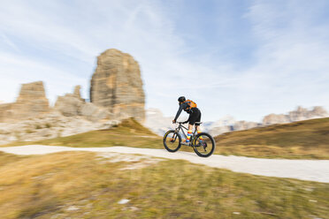 Italien, Cortina d'Ampezzo, Kameraschwenk über einen Mann mit Mountainbike in den Dolomiten - WPEF01163
