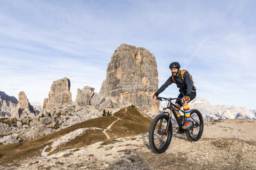 Italien, Cortina d'Ampezzo, Mann radelt mit Mountainbike in den Dolomiten - WPEF01165