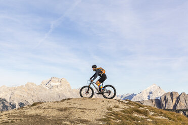 Italien, Cortina d'Ampezzo, Mann radelt mit Mountainbike in den Dolomiten - WPEF01166