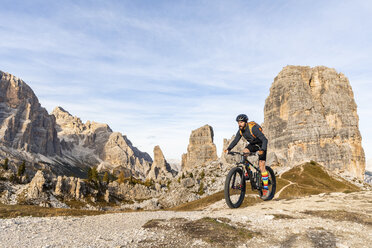 Italy, Cortina d'Ampezzo, man cycling with mountain bike in the Dolomites mountains - WPEF01167
