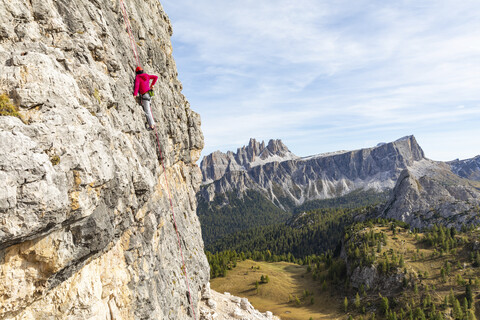 Italien, Cortina d'Ampezzo, Frau benutzt Kreidepulver beim Klettern in den Dolomiten, lizenzfreies Stockfoto