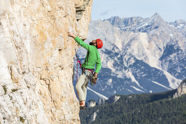 Italien, Cortina d'Ampezzo, Mann verwendet Kreidepulver beim Klettern in den Dolomiten - WPEF01169