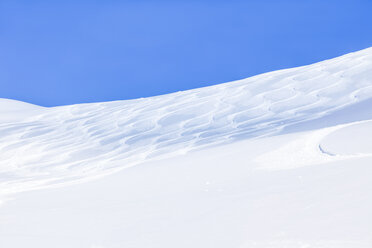 Österreich, Saalbach-Hinterglemm, Skispuren im Pulverschnee - MMAF00707